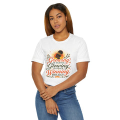 Camiseta de empoderamiento inspirador — "Creciendo en silencio, brillando en paz, ganando con audacia"