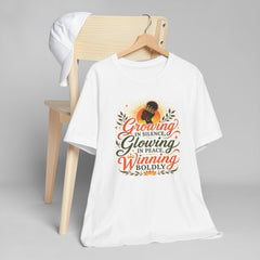 Camiseta de empoderamiento inspirador — "Creciendo en silencio, brillando en paz, ganando con audacia"