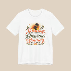 Camiseta de empoderamiento inspirador — "Creciendo en silencio, brillando en paz, ganando con audacia"